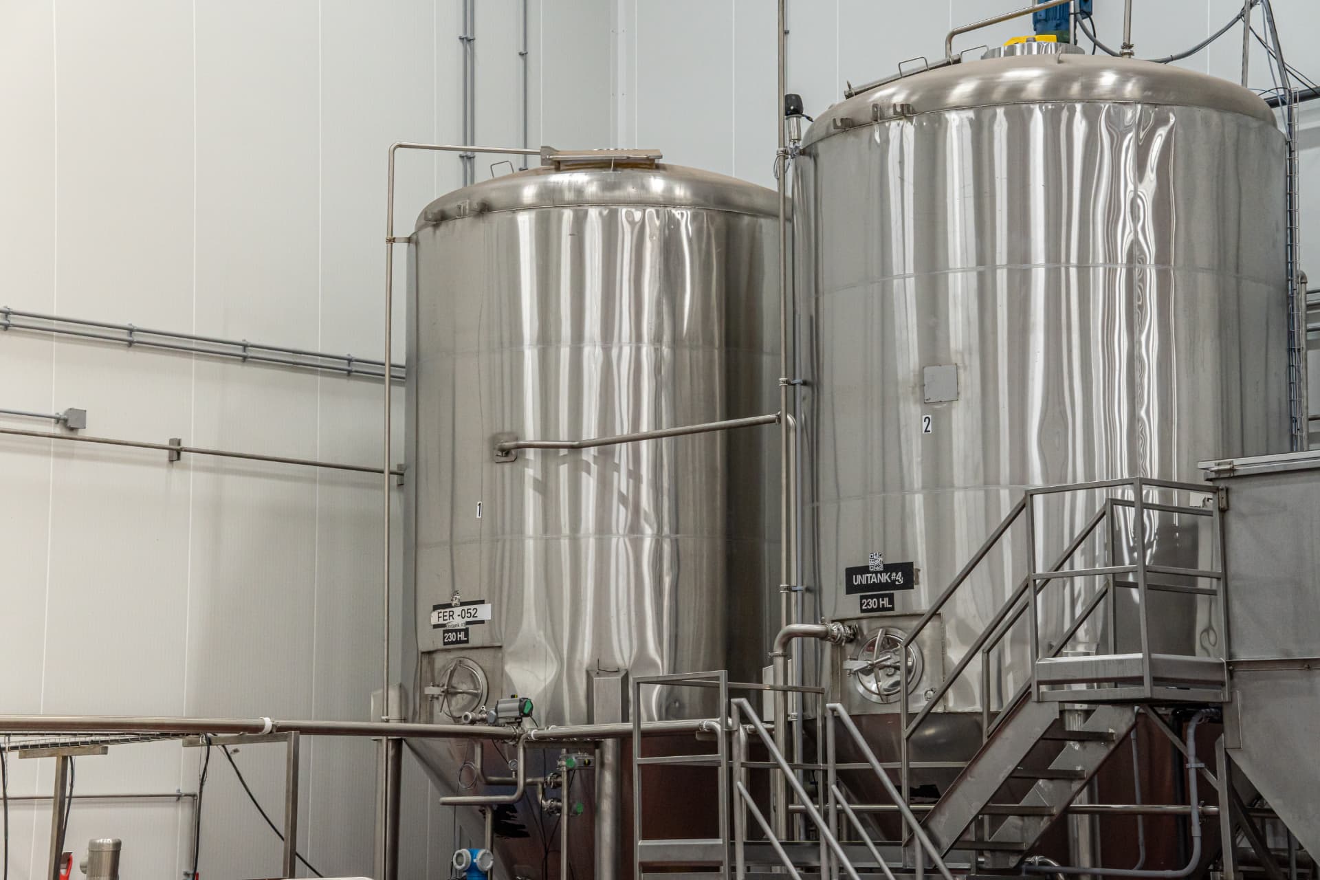 Stainless steel infusion tanks in the Kefiplant facility